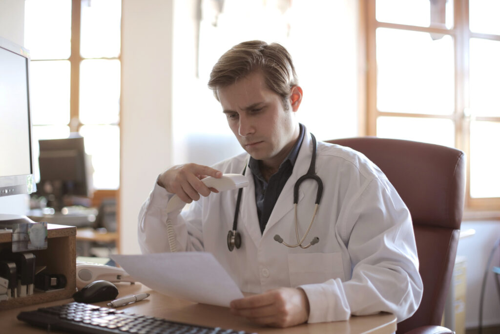 Médico Autônomo ou Pessoa Jurídica? Como Escolher a Melhor Opção e Reduzir a Carga Tributária